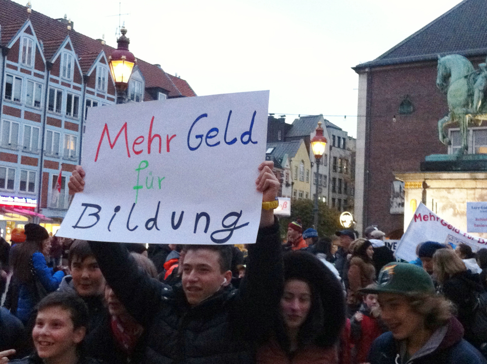 "Schuldenfrei und arm dabei" - Eltern und Schüler fordern mehr Geld für Schulen Schüler fordern "Mehr Geld für Bildung!" Foto: Bert Hohlweg
