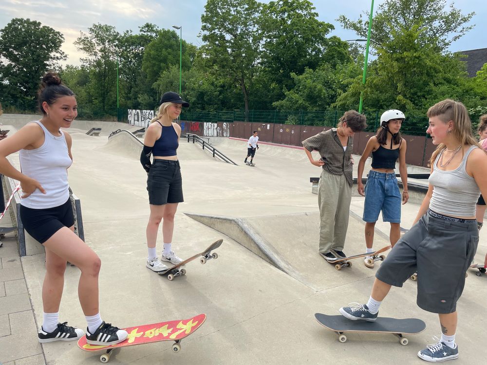 Skatesessions extra für Mädels - Das Mädelsskate-Event "Sonnenbrett" Mittlerweile gibt es beim Skatepark Eller spezielle Sessions für skatende Mädchen. (Foto: youpod/Athina)