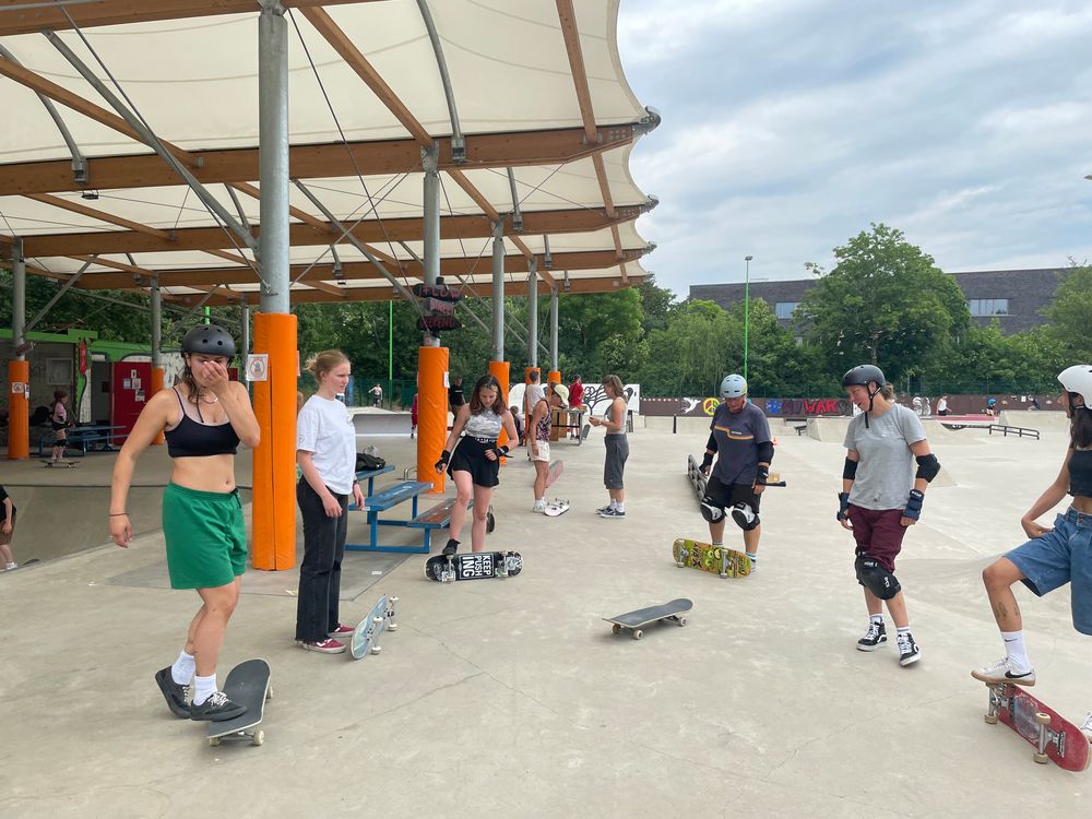 Die Session beginnt mit leichten Übungen. (Foto: youpod/Athina) Die Session beginnt mit leichten Übungen. (Foto: youpod/Athina)