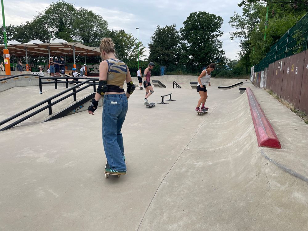 Die nicht so erfahrenen Teilnehmerinnen üben gerade Turns. (Foto: youpod/Athina) Die nicht so erfahrenen Teilnehmerinnen üben gerade Turns. (Foto: youpod/Athina)