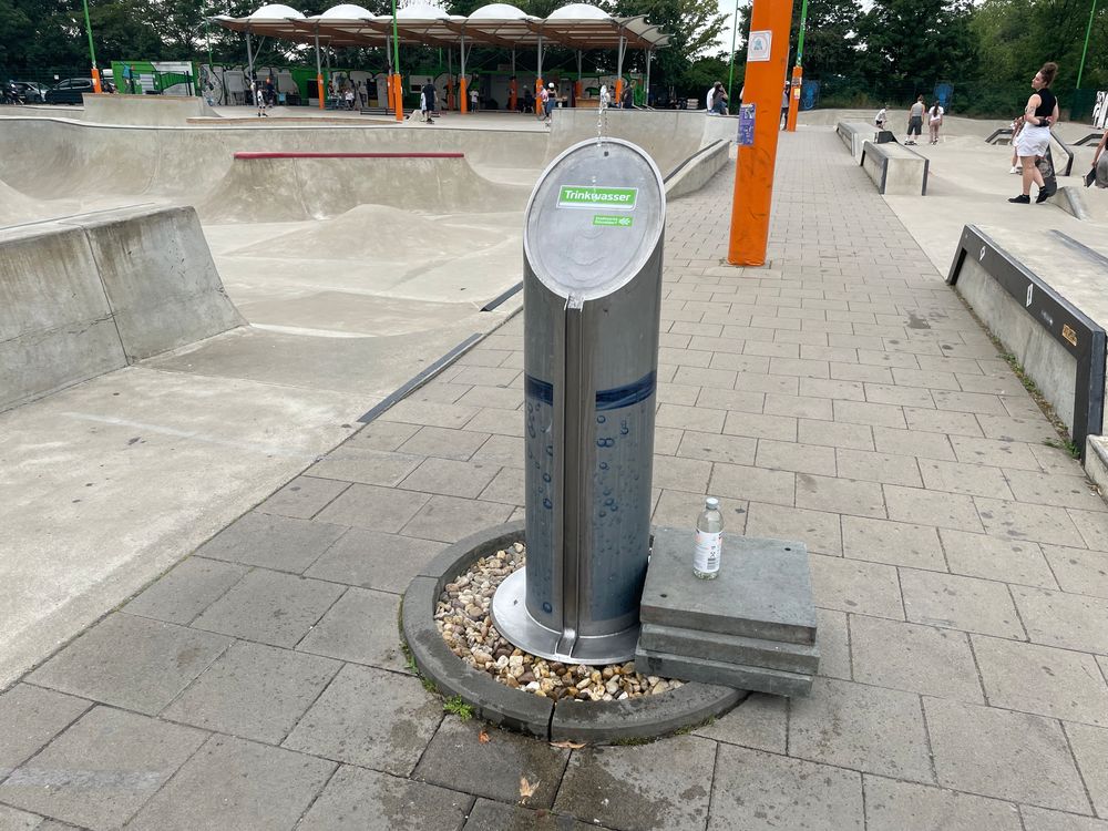 Zudem findet sich auf dem Skatepark ein Trinkbrunnen. (Foto: youpod/Athina) Zudem findet sich auf dem Skatepark ein Trinkbrunnen. (Foto: youpod/Athina)