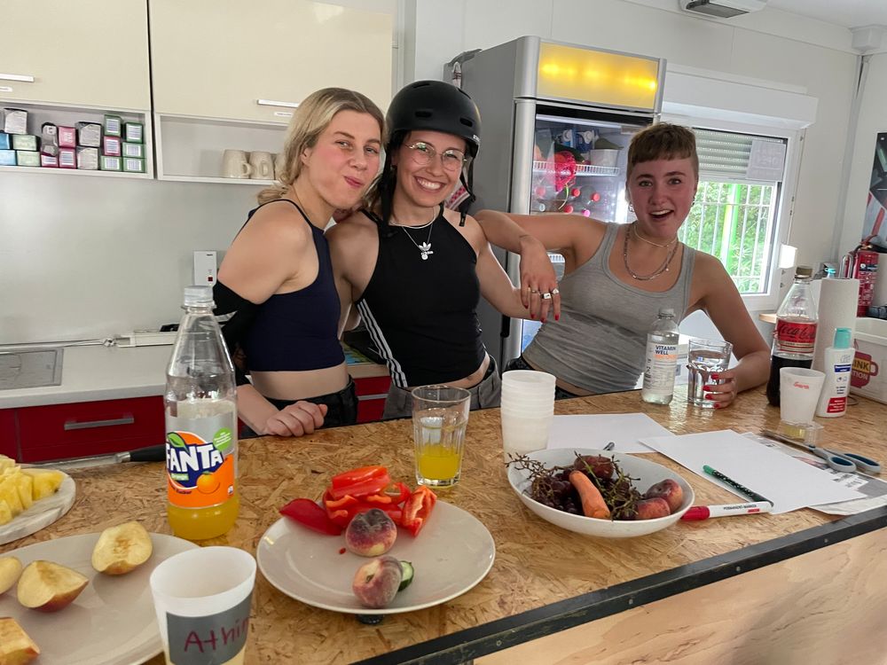 Die drei Organisatorinnen Virginia, Bella und Finja (vlnr) versorgen die Teilnehmerinnen mit gesunden Snacks. (Foto: youpod/Athina) Die drei Organisatorinnen Virginia, Bella und Finja (vlnr) versorgen die Teilnehmerinnen mit gesunden Snacks. (Foto: youpod/Athina)