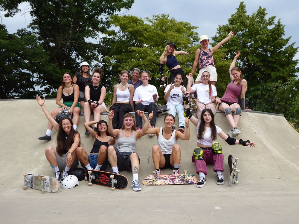 Gruppenfoto des Mädelsskate-Events (Foto: Finja) Gruppenfoto des Mädelsskate-Events (Foto: Finja)
