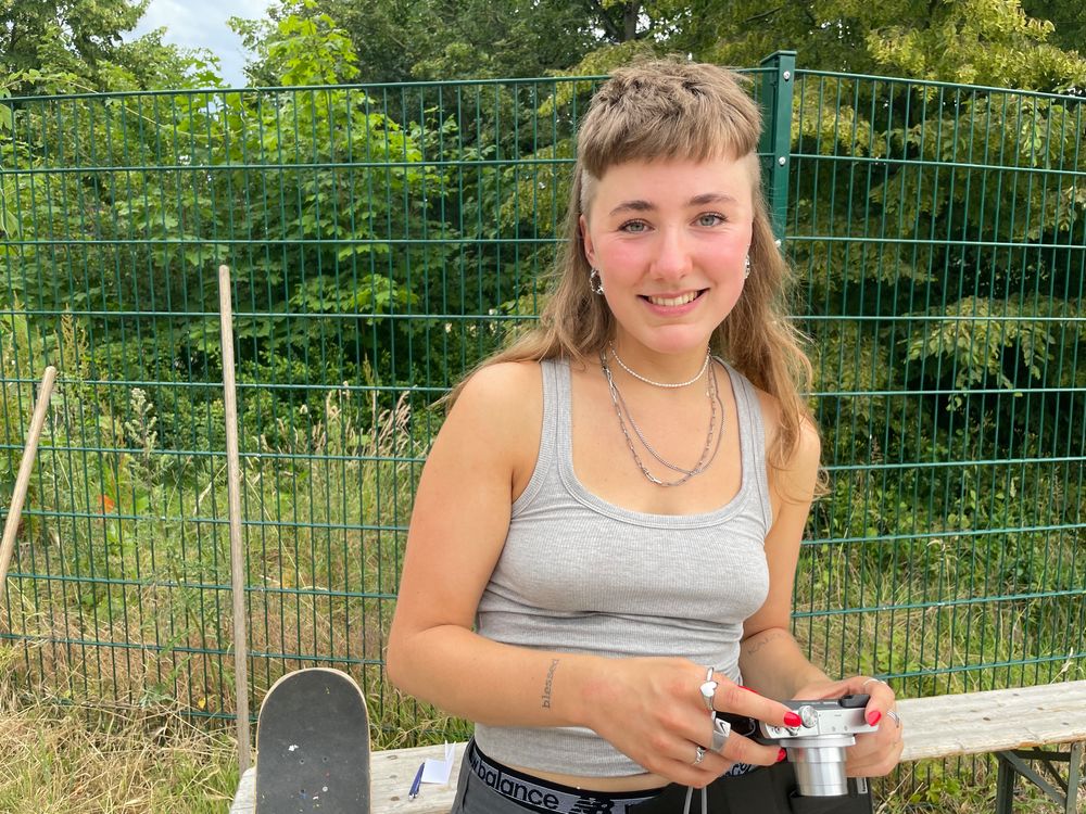 Finja (22) ist auch mit ihrer Kamera dabei, um die Session mit Schnappschüssen festzuhalten. (Foto: youpod/Athina) Finja (22) ist auch mit ihrer Kamera dabei, um die Session mit Schnappschüssen festzuhalten. (Foto: youpod/Athina)
