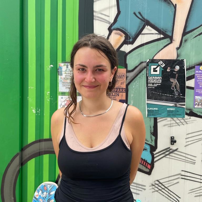 Eva (22) fand Skaten am Anfang frustrierend, aber hat mittlerweile viel Spaß an dem Sport. (Foto: youpod/Athina) Eva (22) fand Skaten am Anfang frustrierend, aber hat mittlerweile viel Spaß an dem Sport. (Foto: youpod/Athina)
