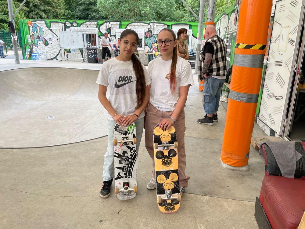 Die Schwestern Virginia (17) und Chelsea (14) nahmen auch am Mädelsskaten teil. (Foto: youpod/Athina) Die Schwestern Virginia (17) und Chelsea (14) nahmen auch am Mädelsskaten teil. (Foto: youpod/Athina)