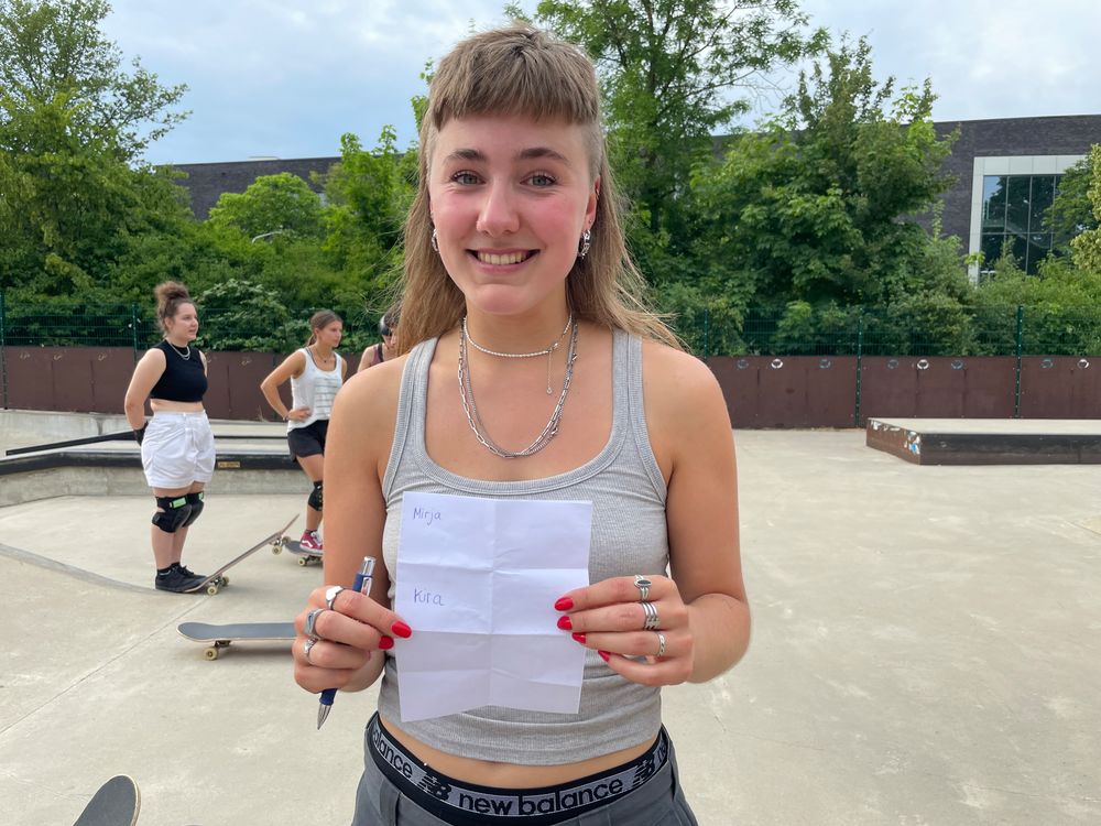 Finja hält den Zettel mit den Losen (Foto: youpod/Athina) Finja hält den Zettel mit den Losen (Foto: youpod/Athina)