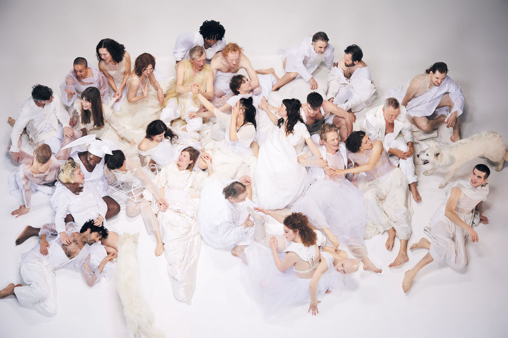 Auf dem Bild: Das Ensemble des Bochumer Schauspielhauses – Foto: Joseph Kadow