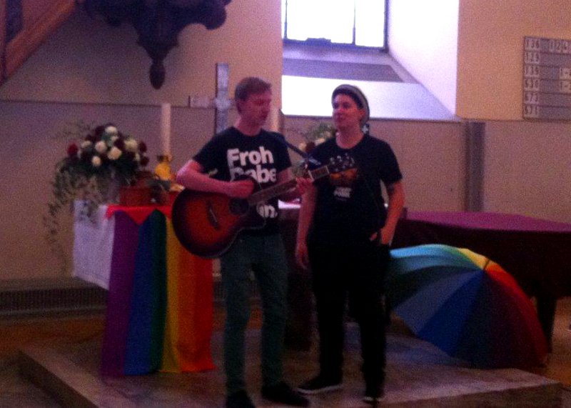 Das CSD-Wochenende begann mit einer Andacht, auf der gesungen wurde und Fürbitten vorgetragen wurden. PULS Das CSD-Wochenende begann mit einer Andacht, auf der gesungen wurde und Fürbitten vorgetragen wurden. PULS