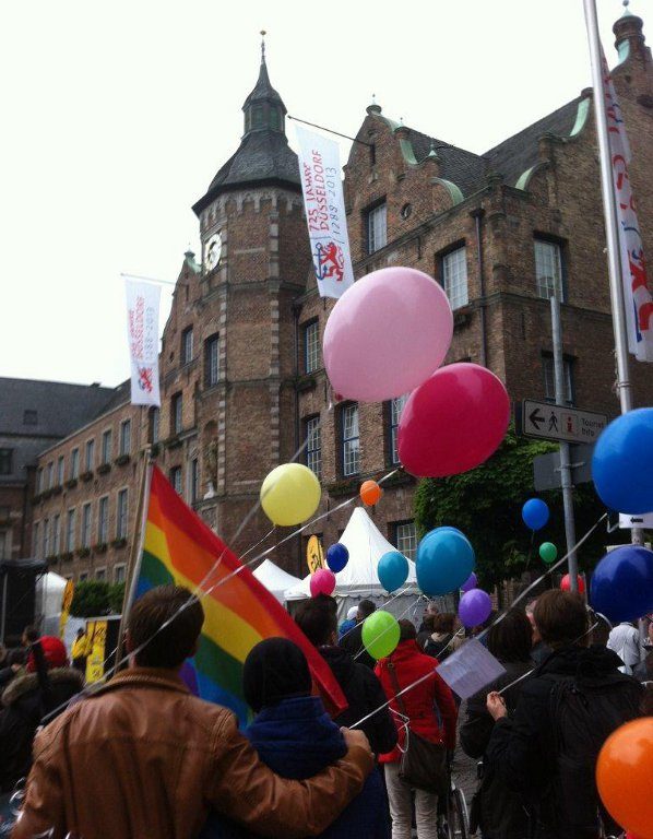Danach ging es mit Luftballons als Flashmob zum Rheinufer. PULS Danach ging es mit Luftballons als Flashmob zum Rheinufer. PULS