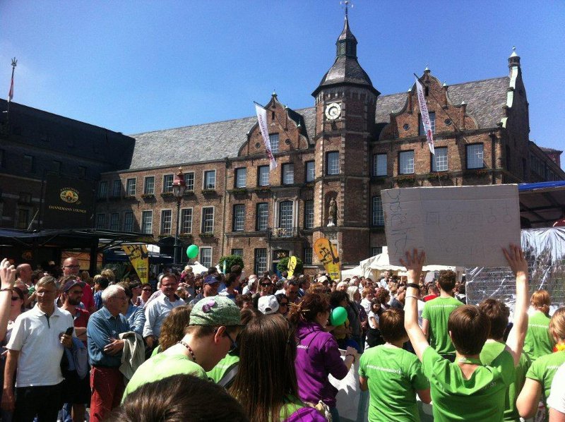 Zweimal fror der Mob ein, blieb still stehen, um auf sich aufmerksam zu machen. PULS Zweimal fror der Mob ein, blieb still stehen, um auf sich aufmerksam zu machen. PULS