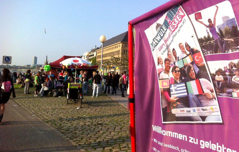 Beim CSD präsentierte das Jugendzentrum auch ein neues Poster, das andere Länder und jugendliche Migranten zu mehr Tolenranz gegenüber Homosexuellen aufruft. PULS Beim CSD präsentierte das Jugendzentrum auch ein neues Poster, das andere Länder und jugendliche Migranten zu mehr Tolenranz gegenüber Homosexuellen aufruft. PULS