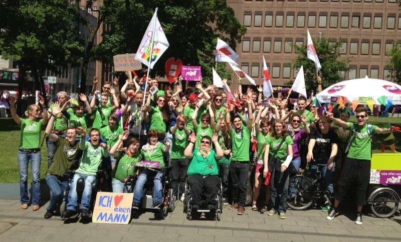 Mit Fahnen und Schildern bewaffnet zogen die Jugendlichen durch die Innenstadt. PULS Mit Fahnen und Schildern bewaffnet zogen die Jugendlichen durch die Innenstadt. PULS