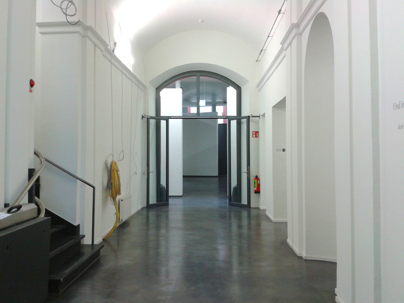 Blick in die neue Mahn- und Gedenkstätte Der Eingang der Mahn- und Gedenkstätte bleibt der gleiche, wird aber neu gesatltet. Einen Treppenlift (l.) gibt es schon. jt