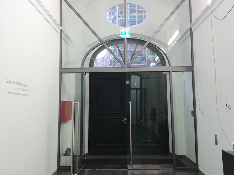 Die Eingangstür: Dahinter begrüßen Medieninstallationen die Besucher. jt Die Eingangstür: Dahinter begrüßen Medieninstallationen die Besucher. jt