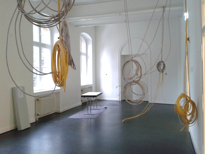 Medien wird es in der neuen Ausstellung viele geben. Die Kabel sind bereits verlegt. Die Einbuchtung in der hinteren Wand war früher verborgen. Beim Umbau legten die überraschten Arbeiter sie frei. jt Medien wird es in der neuen Ausstellung viele geben. Die Kabel sind bereits verlegt. Die Einbuchtung in der hinteren Wand war früher verborgen. Beim Umbau legten die überraschten Arbeiter sie frei. jt