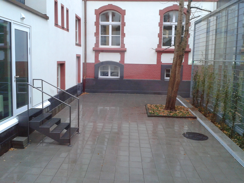 Ein Innenhof liegt zwischen alten (l). und neuen (r. und hinten) Räumen. jt Ein Innenhof liegt zwischen alten (l). und neuen (r. und hinten) Räumen. jt