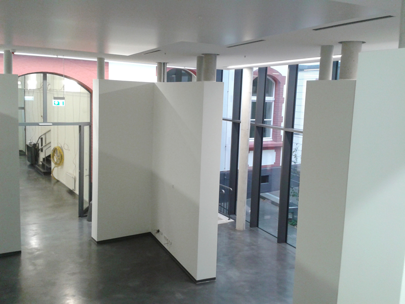 Der Neubau besteht aus freistehenden Betonwänden, die von einer Glasfassade umgeben sind. jt Der Neubau besteht aus freistehenden Betonwänden, die von einer Glasfassade umgeben sind. jt