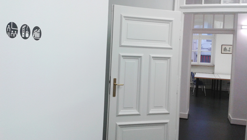 Neben ihr gibt es einen Computer- (hinten im Bild) und einen Gruppenraum (nicht im Bild). Symbole an der Wand weisen den Weg. jt Neben ihr gibt es einen Computer- (hinten im Bild) und einen Gruppenraum (nicht im Bild). Symbole an der Wand weisen den Weg. jt