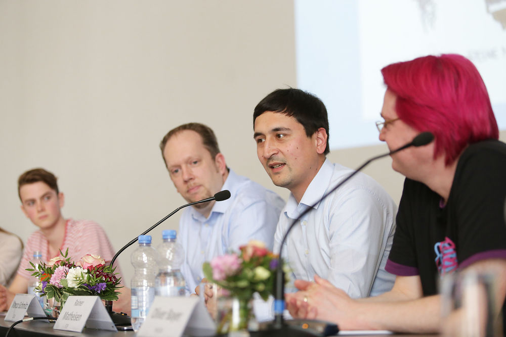 Zwei Stunden lang stellten sich die Politiker den Fragen der Schülerinnen und Schüler. (Stadt Düsseldorf, Demokratie lernen).