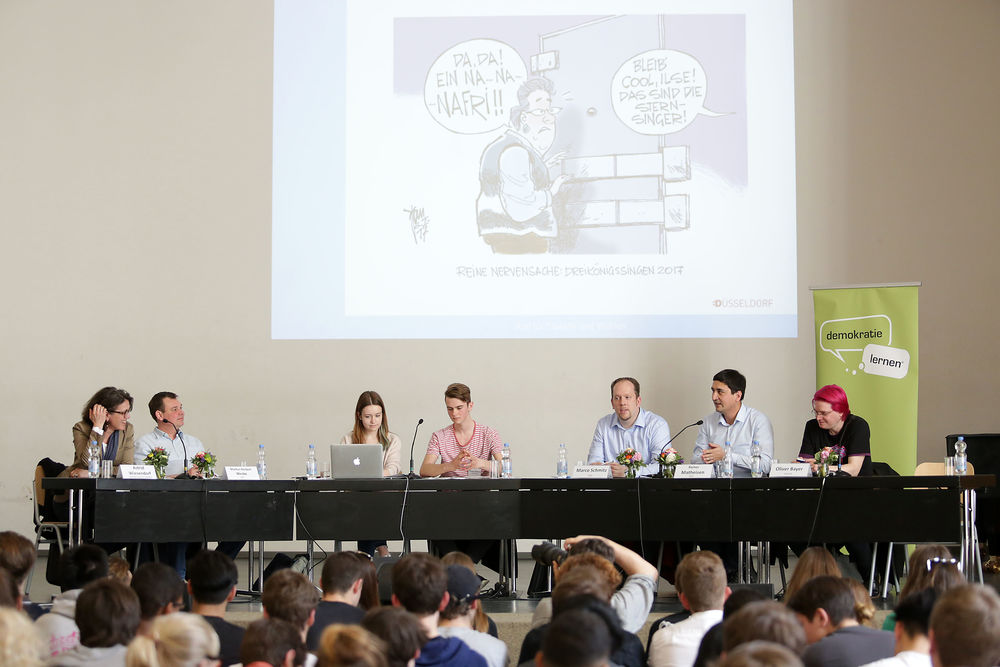 Das Schülerduo Lisa Marie Steffen und Timon Grosch moderierte durch die Veranstaltung. (Foto: Stadt Düsseldorf)