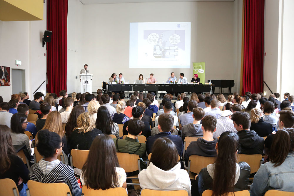 Es war viel los in der Aula des Görres-Gymnasiums. (Foto: Stadt Düsseldorf, Demokratie lernen).