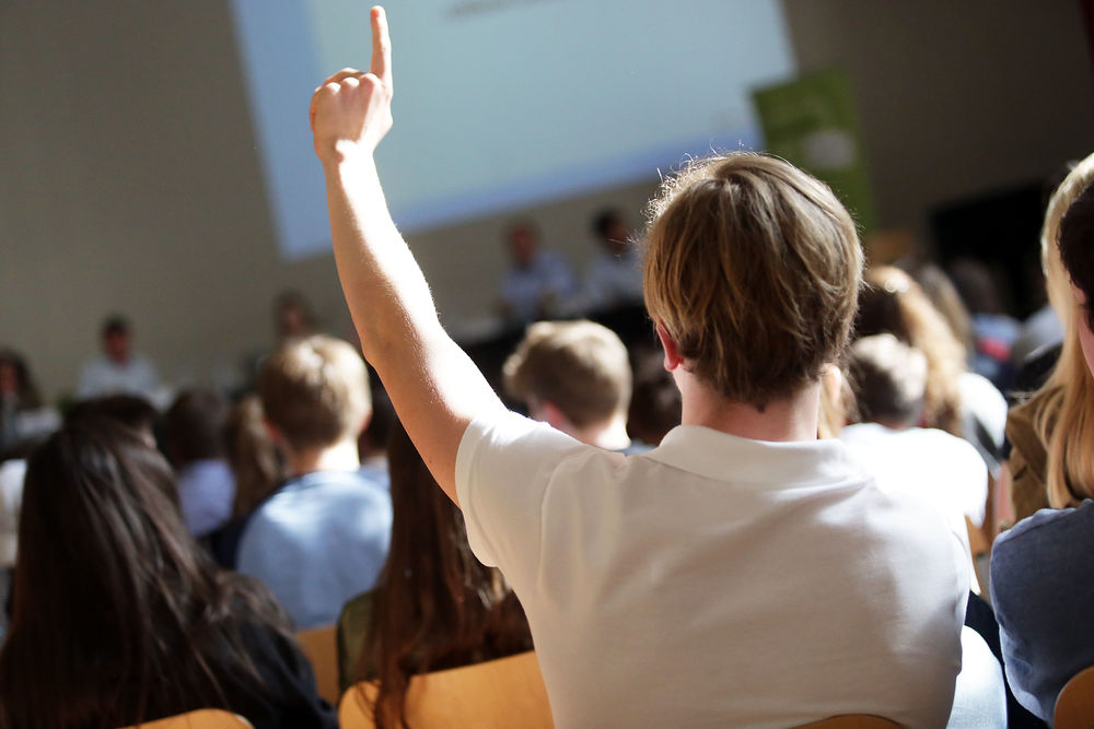 Die Schülerinnen und Schüler hatten einige Fragen an die Podiumsgäste. (Foto: Stadt Düsseldorf, Demokratie lernen).