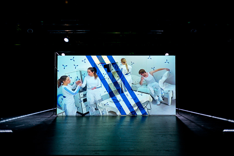 Sofies Welt - Viel Theater im Schuhkarton Ein Tag wie jeder andere oder wie packe ich meinen Schuhkarton? Björn Hickmann/stage-picture.de