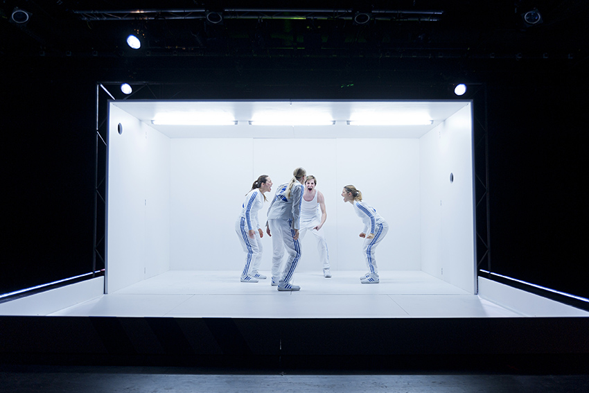 Ausbruch aus den vier Wänden und Einbruch in den Alltag Björn Hickmann/stage-picture.de Ausbruch aus den vier Wänden und Einbruch in den Alltag Björn Hickmann/stage-picture.de