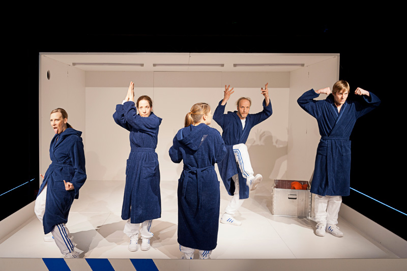 Schöne neue Welt Björn Hickmann/stage-picture.de Schöne neue Welt Björn Hickmann/stage-picture.de