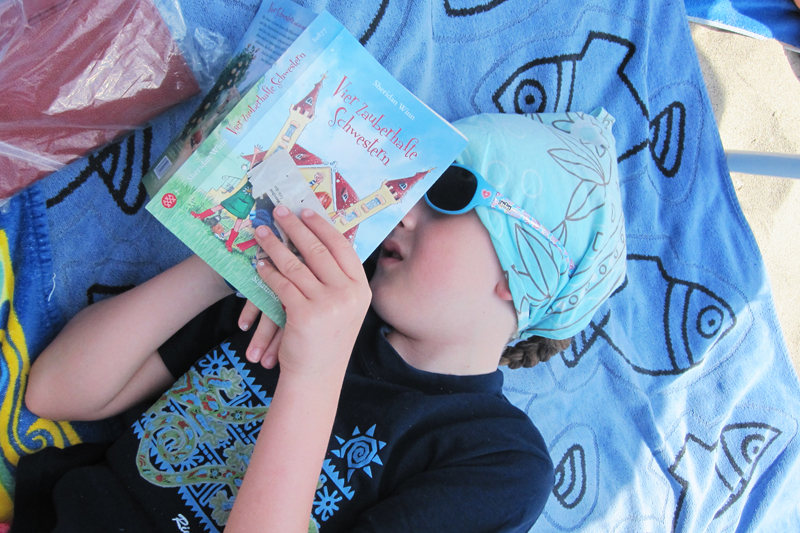 Bei dem Wettbewerb können neben Lese-Selfies auch Videos, Buchkritiken, Basteleien und andere Medien eingereicht werden. Stadtbüchereien Düsseldorf Bei dem Wettbewerb können neben Lese-Selfies auch Videos, Buchkritiken, Basteleien und andere Medien eingereicht werden. Stadtbüchereien Düsseldorf