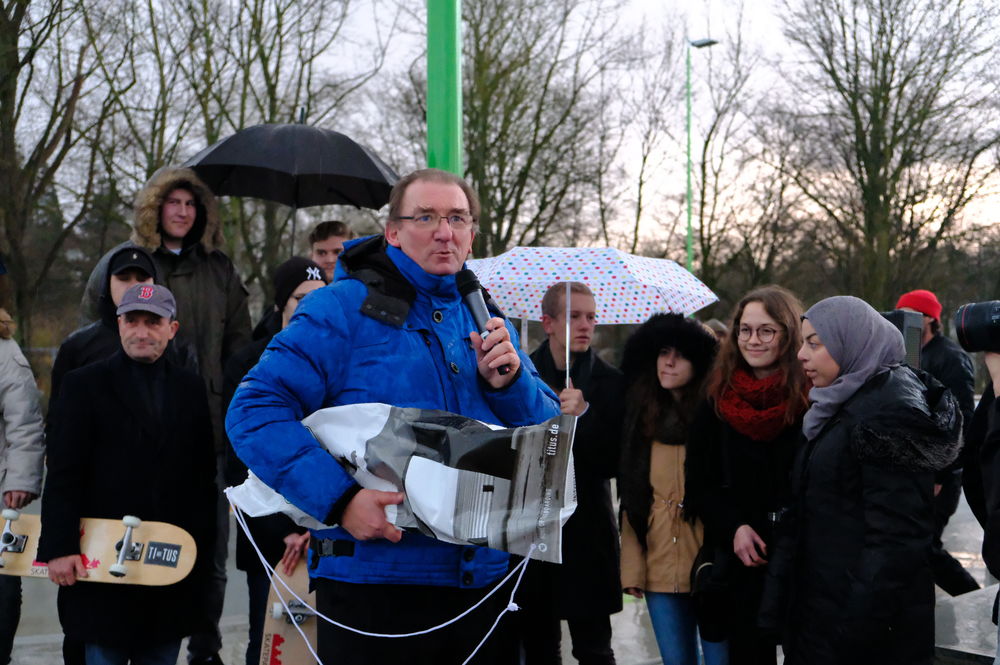 Jugendamtsleiter Horn eröffnet das Richtfest und verteilt Boards an die Wegbegleiter. (Foto: Christina Behrens)