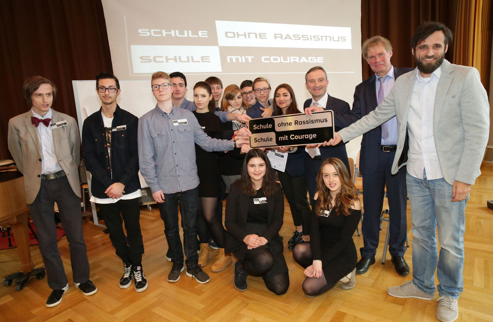Werner-von-Siemens-Realschule ist nun "Schule ohne Rassismus" Auszeichnung in der Aula: Die Werner-von-Siemens-Realschule trägt den Titel "Schule ohne Rassismus - Schule mit Courage". (Foto: Landeshauptstadt Düsseldorf/Ingo Lammert)