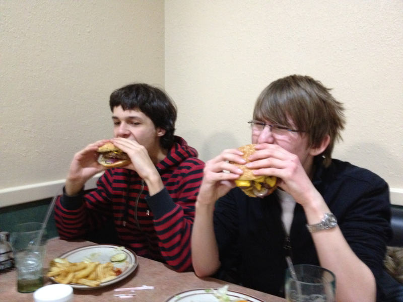 Das erste, was die Jugendlichen in den USA taten: einen Double Cheeseburger essen. Oliver Ostendarp/Freies Christliches Gymnasium