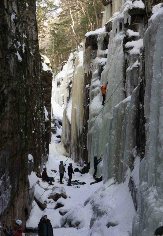 In der Flume Gorge: Diese sehr schmale Schlucht dient zahlreichen Eiskletterern als Spielwiese. Oliver Ostendarp/Freies Christliches Gymnasium