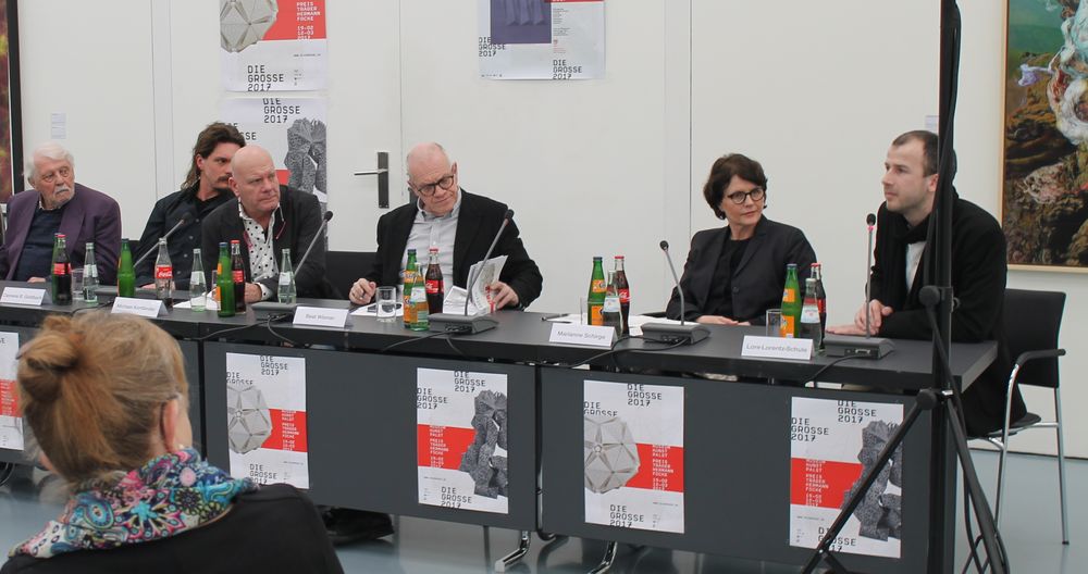 Von links: Hermann Focke, Clemens B. Goldbach, Michael Kortländer, Beat Wismer, Marianne Schirge und David Körner. Körner ist der Lehrer der Design-Abschlussklasse, die einen alternativen Design-Entwurf für DIE GROSSE erstellt hat. (Foto: Jonathan) Von links: Hermann Focke, Clemens B. Goldbach, Michael Kortländer, Beat Wismer, Marianne Schirge und David Körner. Körner ist der Lehrer der Design-Abschlussklasse, die einen alternativen Design-Entwurf für DIE GROSSE erstellt hat. (Foto: Jonathan)