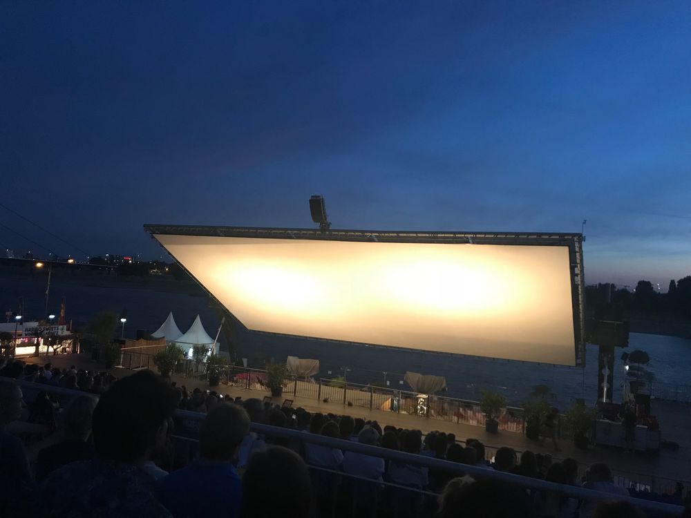 Die pompöse Leinwand (Foto: AWK)