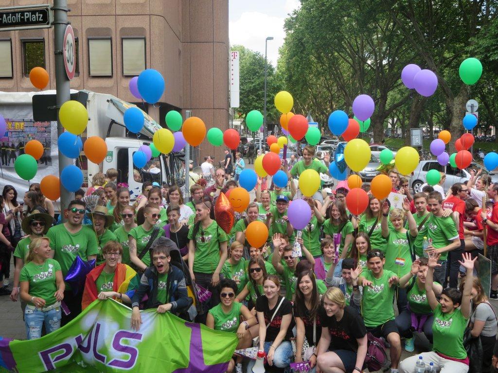 So bunt ist der CSD! PULS, Jugendrat und DGB-Jugend feiern mit Luftballons kräftig mit. PULS
