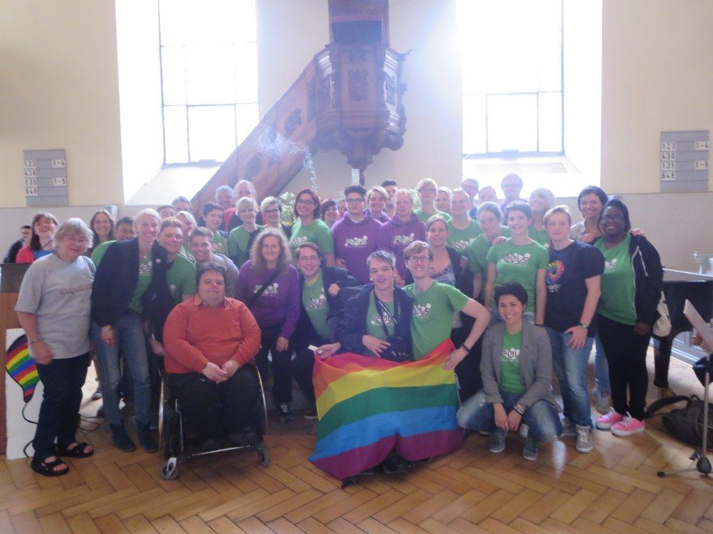 Die Jugendlichen beim CSD-Gottesdienst. PULS