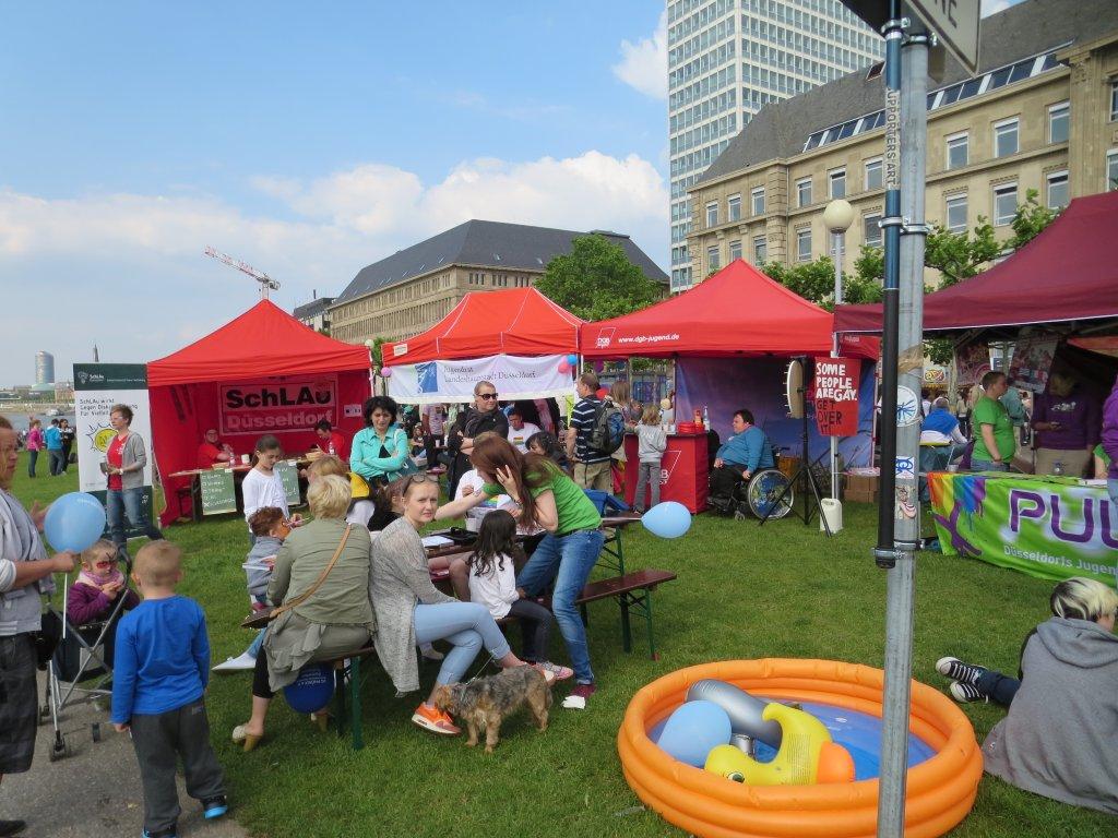 Am nächsten Tag präsentierten sie sich mit Info-Ständen am Rhein. PULS
