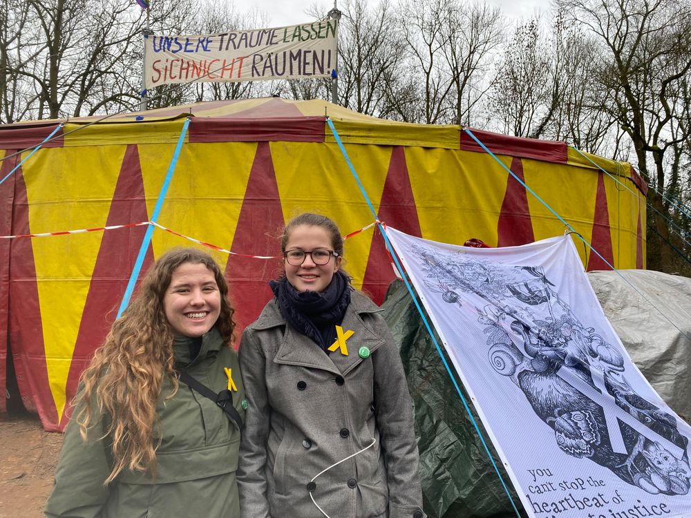 Das gelbe Kreutz, das die beiden sich an die Jacke geklemmt haben, ist zum Symbol der Bewegung geworden. (Foto: Youpod) Das gelbe Kreutz, das die beiden sich an die Jacke geklemmt haben, ist zum Symbol der Bewegung geworden. (Foto: Youpod)