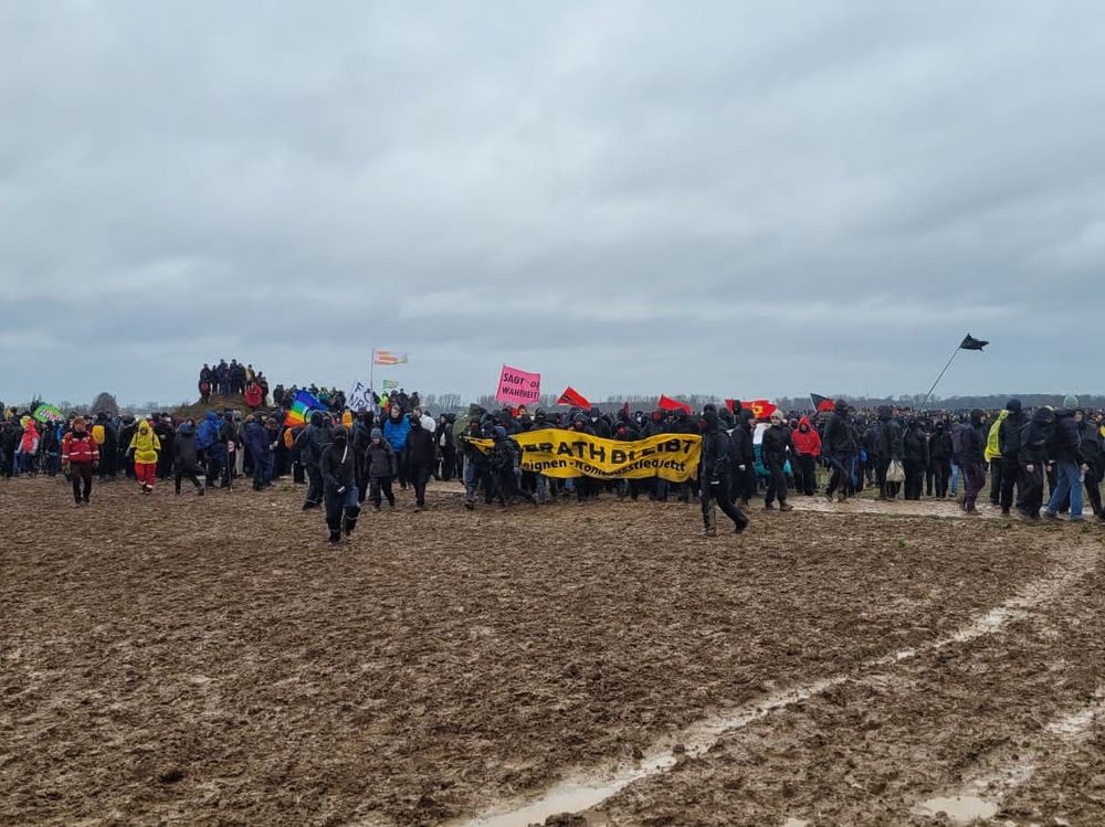 Die Demonstration startete im Nachbarort Keyenberg und führte bis nach Lützerath. (Foto: Youpod) Die Demonstration startete im Nachbarort Keyenberg und führte bis nach Lützerath. (Foto: Youpod)