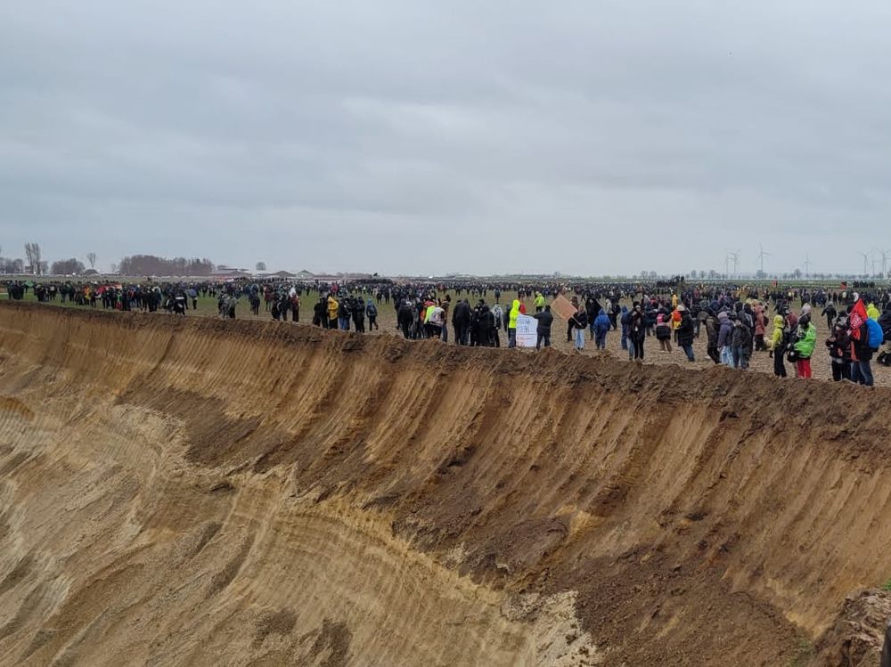 Die Demonstrant*innen liefen teilweise bis zur Kante des Tagebaus vor. (Foto: Youpod) Die Demonstrant*innen liefen teilweise bis zur Kante des Tagebaus vor. (Foto: Youpod)