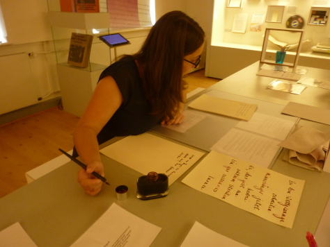 Viele Schriftarten und die verschiedenen Schreibwerkzeuge können hier in der Mit-Mach-Ecke getestet werden. Je nach Werkzeug ist das gar nicht so einfach. Lea Schreck