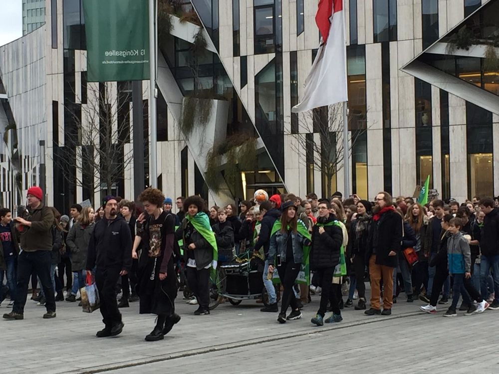 Bild der Demo mit 500 Teilnehmer*innen (c) FFF Düsseldorf Bild der Demo mit 500 Teilnehmer*innen (c) FFF Düsseldorf