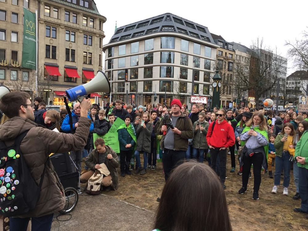 Kundgebung am Corneliusplatz (c) FFF Düsseldorf Kundgebung am Corneliusplatz (c) FFF Düsseldorf