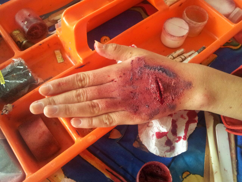 Hättet ihr es erkannt? Diese Wunde ist nur aufgeschminkt. Jugendrotkreuz Düsseldorf