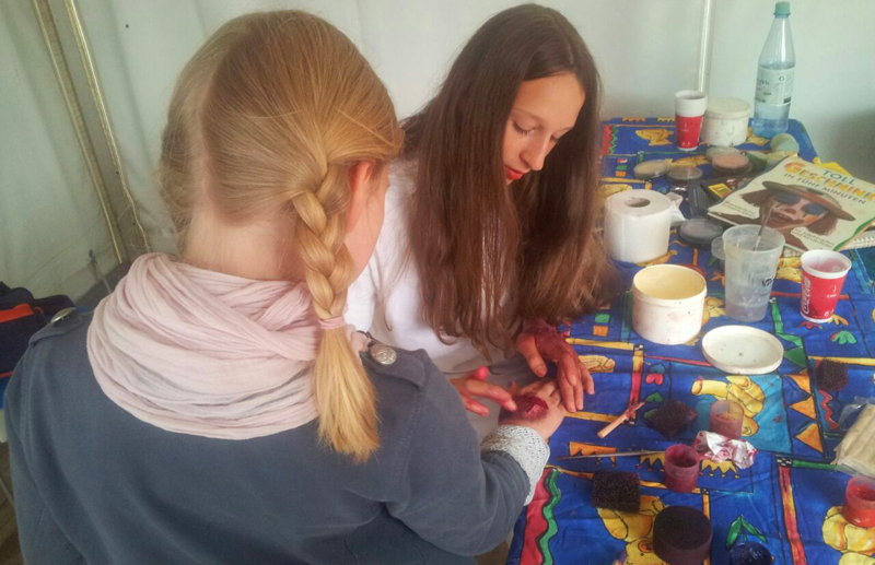 Ehrenamtliche des Jugendrotkreuz schminkten die jungen Besucher des DRK-Charity-Cups so blutig. Jugendrotkreuz Düsseldorf
