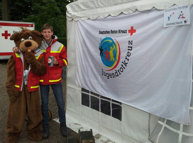 Sie hatten bei dem Tennisturnier einen eigenen Stand, sammleten Spenden, erklärten ihr Engagement und kümmerten sich um die Kinder. Jugendrotkreuz Düsseldorf