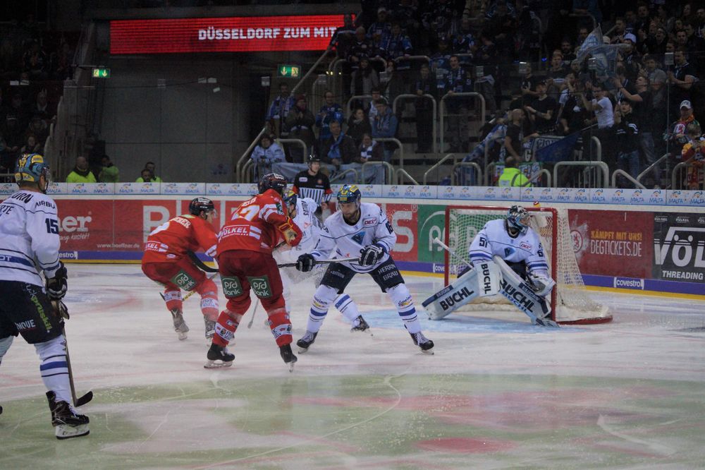 DEG verliert Zuhause 3:5 gegen Ingolstadt nach enttäuschendem Spiel. Pielmeier hat mal was zu tun; Foto: Justus B.